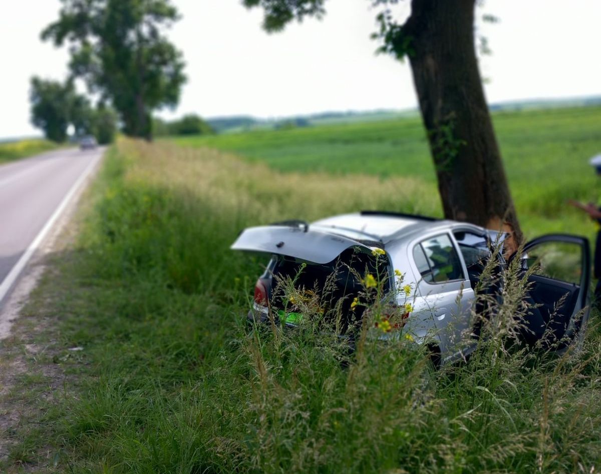 359 222107 Z niewyjaśnionych przyczyn rozbiła auto o przydrożne drzewo