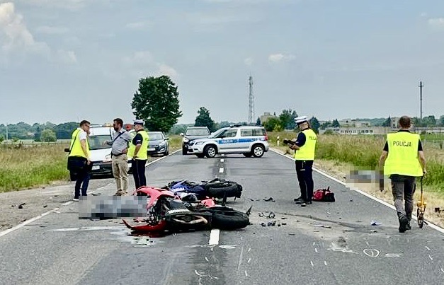 Dwoje motocyklistów poniosło śmierć na miejscu po zderzeniu z pojazdem ciężarowym.