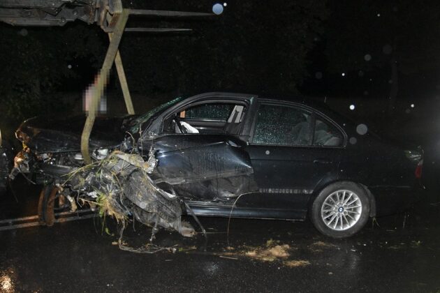 343 225701 Pijany, młody kierowca BMW doprowadza do czołowego zderzenia (zdjęcia)