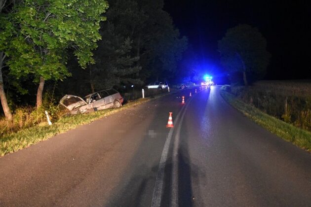 343 225702 Pijany, młody kierowca BMW doprowadza do czołowego zderzenia (zdjęcia)
