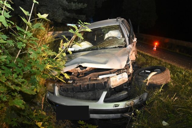 343 225703 Pijany, młody kierowca BMW doprowadza do czołowego zderzenia (zdjęcia)
