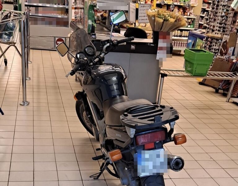 Wjechał motocyklem do supermarketu. Był trzeźwy