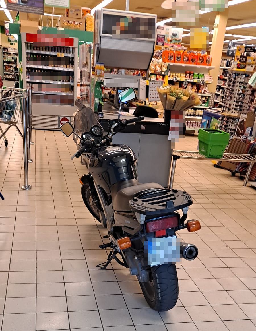 345 223893 Wjechał motocyklem do supermarketu. Był trzeźwy