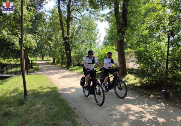 361 224848 Policjanci na rowerach patrolują miasto (zdjęcia)