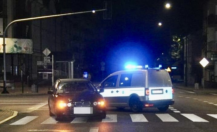 Kierowca BMW potrąca na pasach dwie nastolatki (zdjęcia)