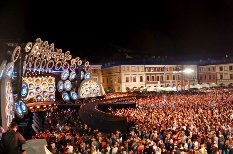 Już w weekend w Zamościu wystąpi plejada gwiazd. Udostępnij i zaproś do Zamościa na koncert “Roztańczona Polska”