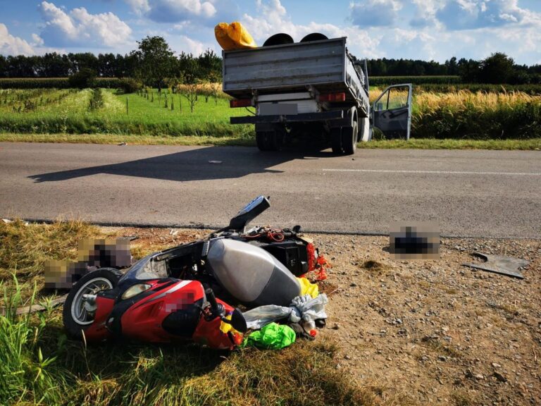 Zderzenie skutera z dostawczym Mercedesem