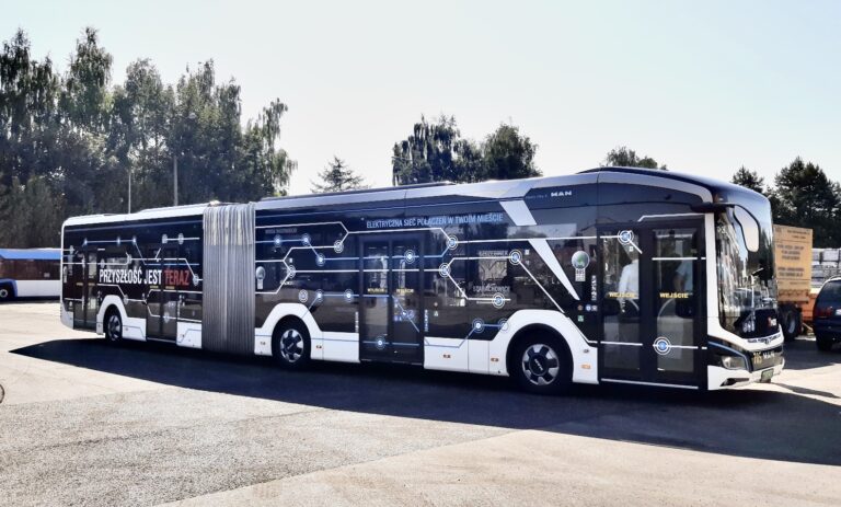 Elektryczny 18-metrowy, przegubowy autobus na ulicach Zamościa (zdjęcia)