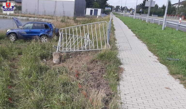 Nie żyje 79-letni kierowca Toyoty, który nagle zjechał na przeciwny pas ruchu, gdzie uderzył w bariery energochłonne.