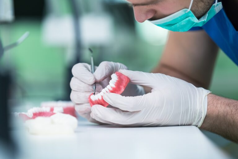 Jaki rodzaj protezy zębowej wybrać?