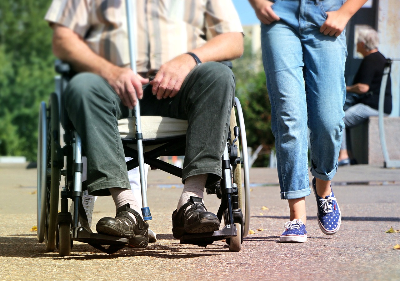 wheelchair 1629490 1280 Jesteś osobą niepełnosprawną? Teraz możesz wypożyczyć sprzęt wspomagający