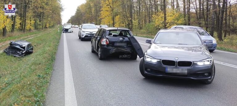 Wypadek z udziałem 6 aut i potrącenie 73-latki na pasach w Łabuńkach Pierwszych (zdjęcia)