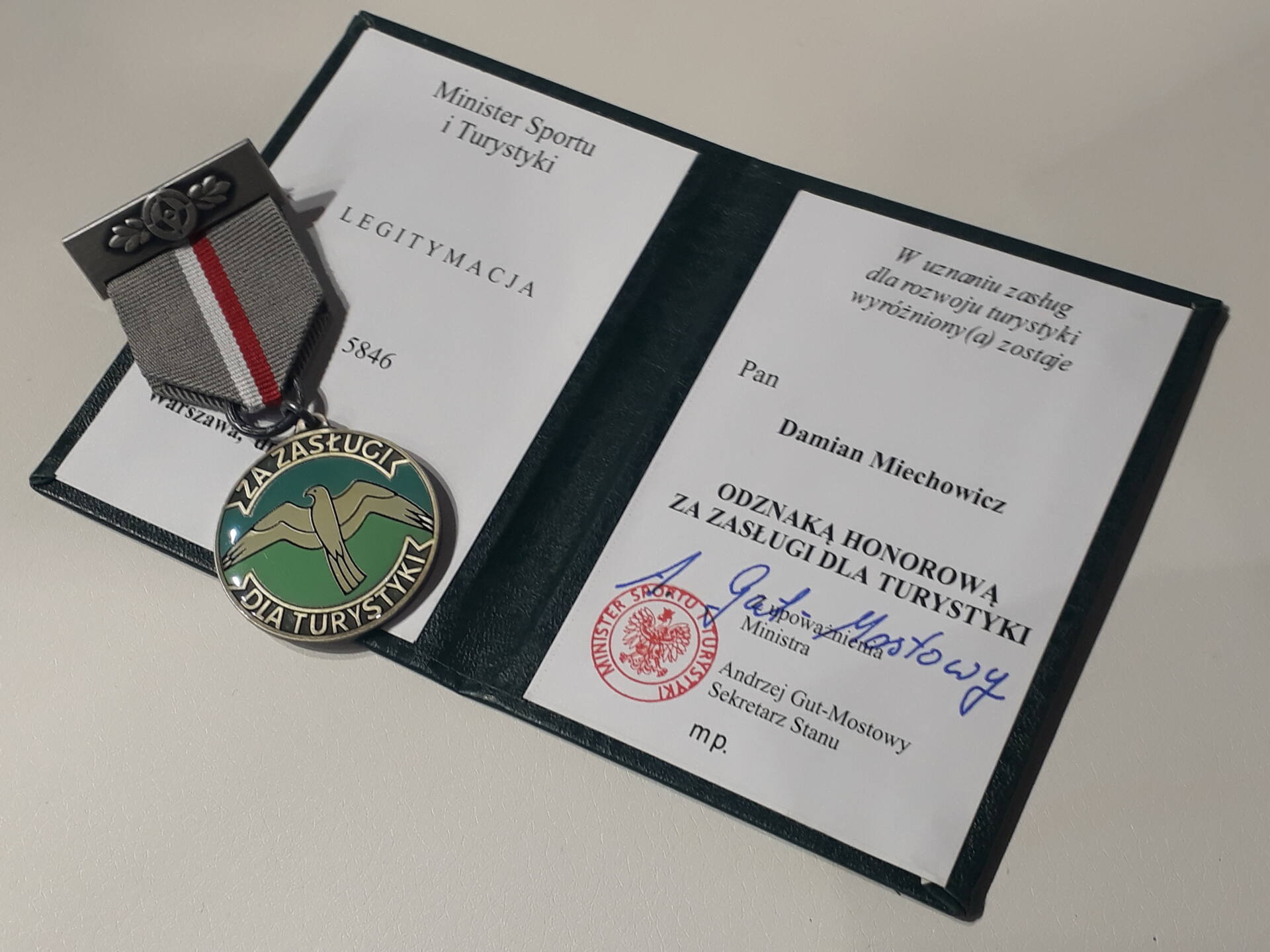 odznaka 1 1 Oznaka honorowa dla Damiana Miechowicza