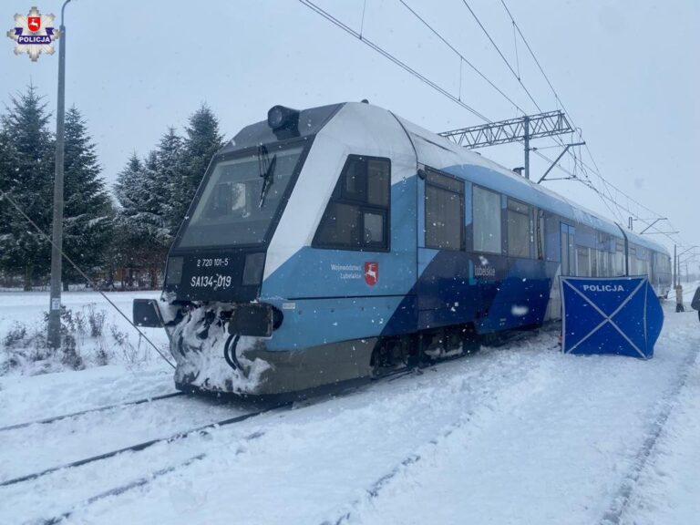 Tragedia na torach. Nie żyje pracownik odśnieżający tory. Drugi z obrażeniami ciała trafił do szpitala