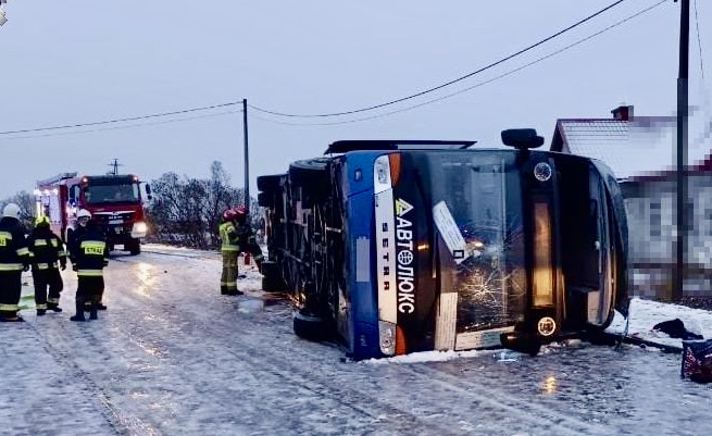 Wypadek autokaru. 20 osób trafiło do szpitala (zdjęcia)