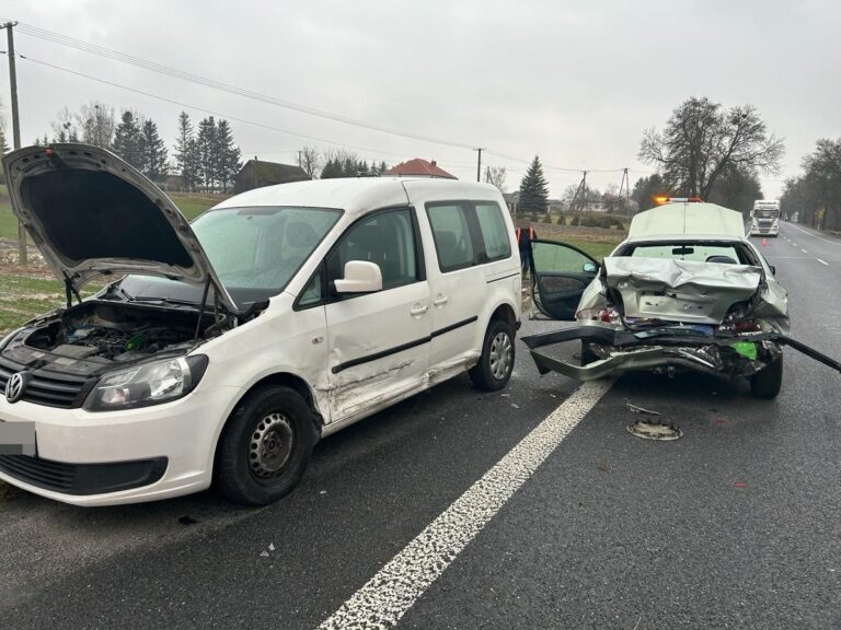Wypadek z udziałem samochodu ciężarowego i dwóch osobówek