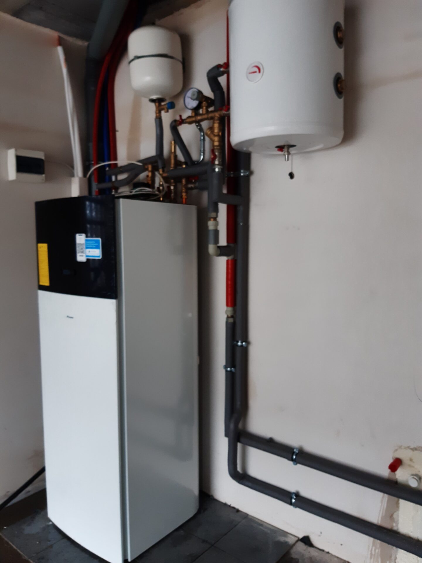 pompa ciepla przed uruchoemieniem instalacji rotated 1 Instalacja pomp ciepła – poznaj ofertę Kliwent