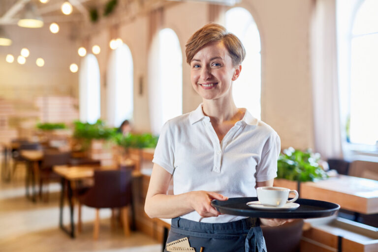 Praca w gastronomii i handlu – dlaczego książeczka sanepidowska jest obowiązkowa?