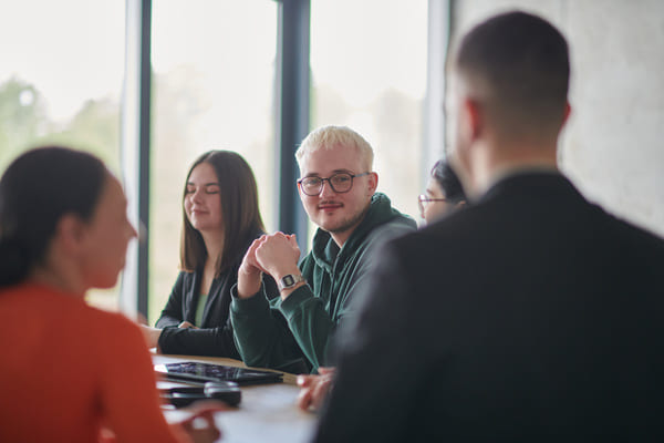 Jak integracje wpływają na atmosferę w firmie? Fakty, mity i praktyczne przykłady